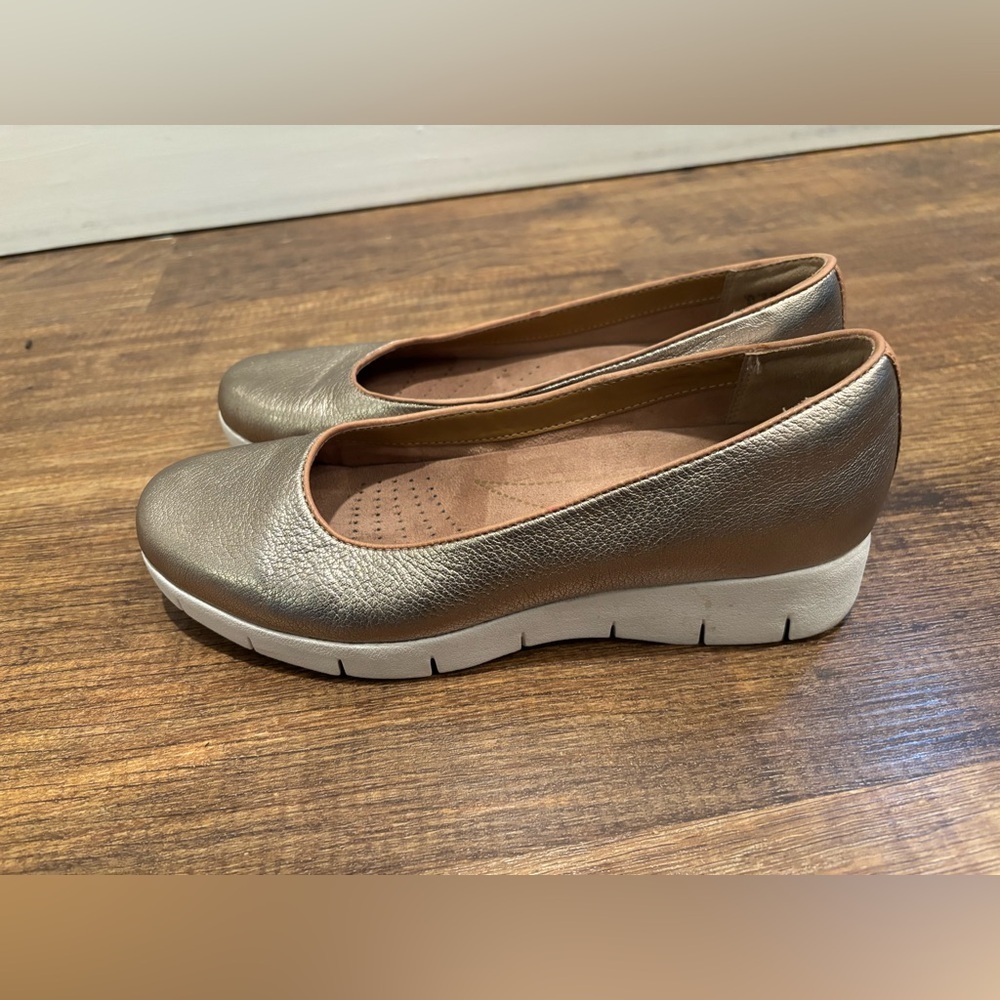 Clarks Women's Gold Slip-On Shoes size 7 minimalist spring summer casual